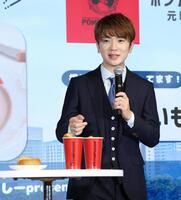 カレーパンをプレゼンする高橋優斗（撮影・金田祐二）