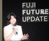 会見で進行を務めた元アナウンサーでフジテレビ社員の秋元優里さん＝２１日