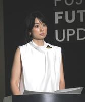 会見で司会を務めた元アナウンサーの秋元優里さん＝２１日