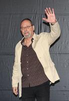 手を振るジャン・レノ（撮影・佐々木彰尚）