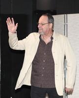 手を振るジャン・レノ（撮影・佐々木彰尚）