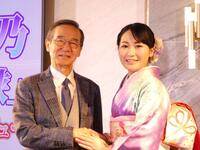 デビューお披露目会を行った水森英夫氏、藤崎詩乃（右）