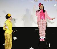 Ｍｒ．マリック（右から２人目）のハンドパワーで空中に浮遊したガンバレルーヤ・よしこ（中央）