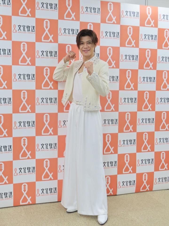 定例会見にゲストで出席した新浜レオン