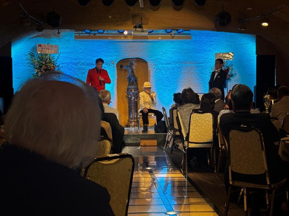 パーティーに登場した浜村淳（中央）