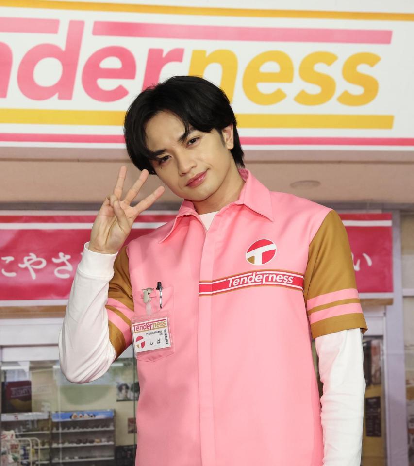 ポーズを決める中島健人（撮影・佐々木彰尚）