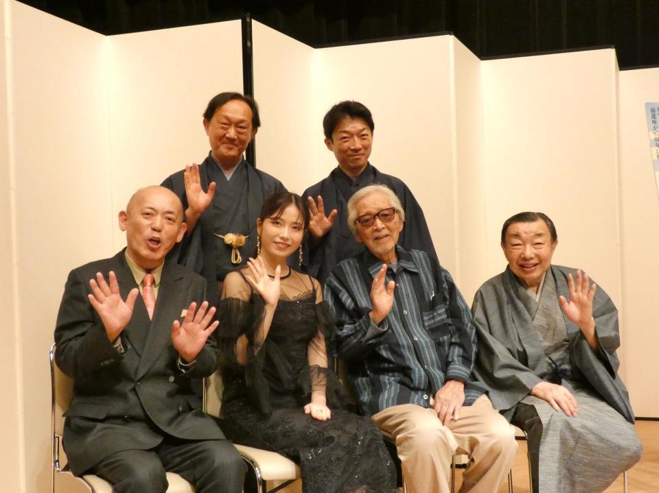 会見を行った横山由依（前列左から２番目）、山田洋次監督（前列左から３番目）＝都内