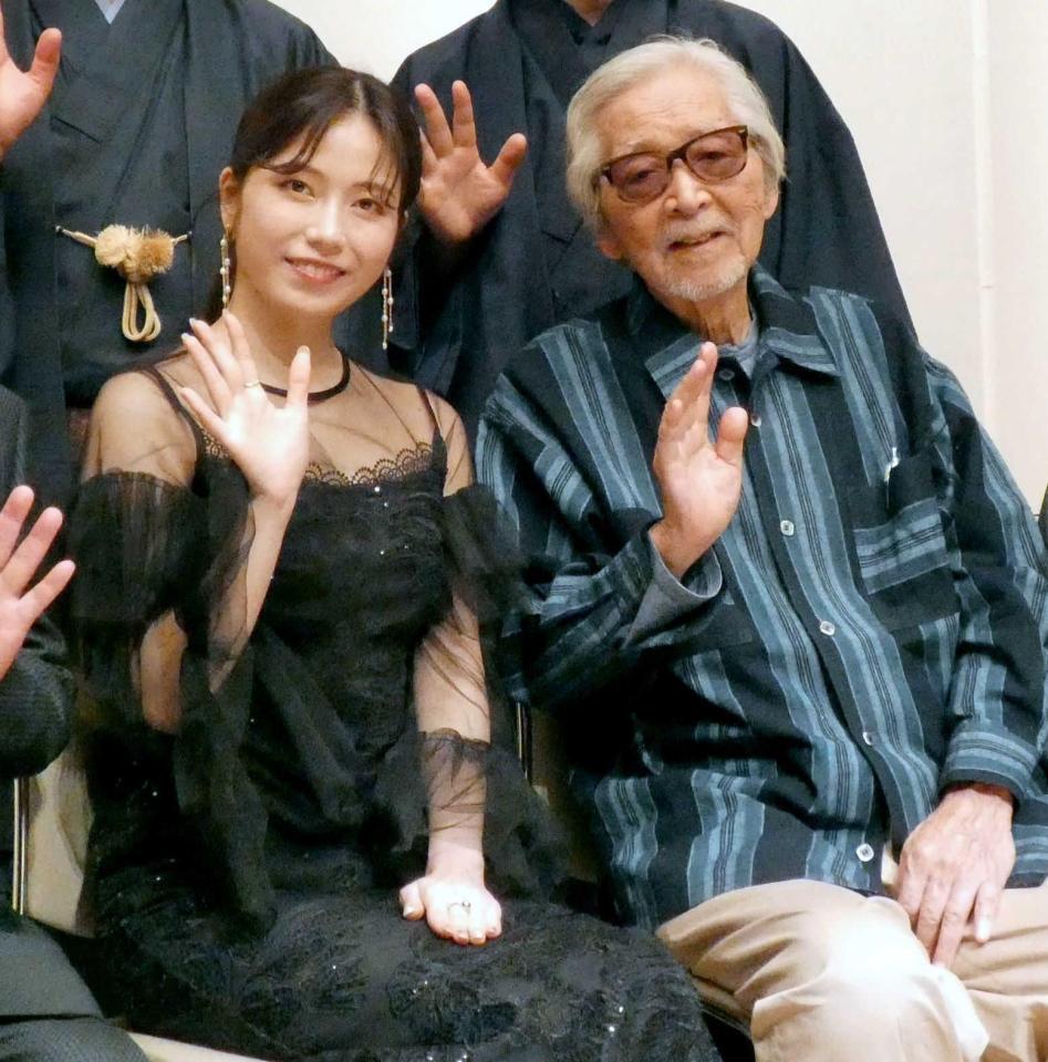 手を振る横山由依（左）と山田洋次監督