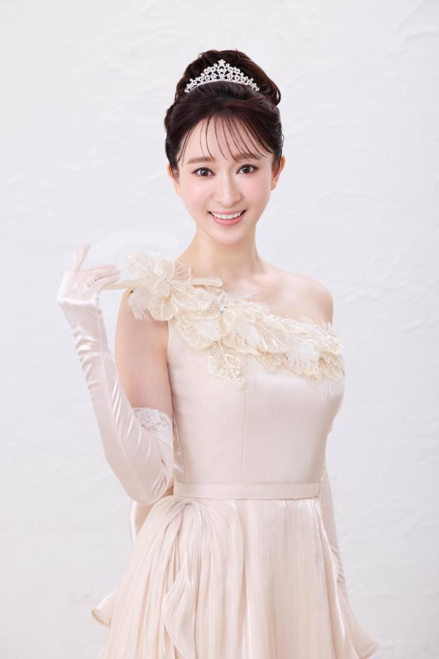 ６月３日に「さよならは黄昏」で歌手デビューする元宝塚娘役スター有沙瞳