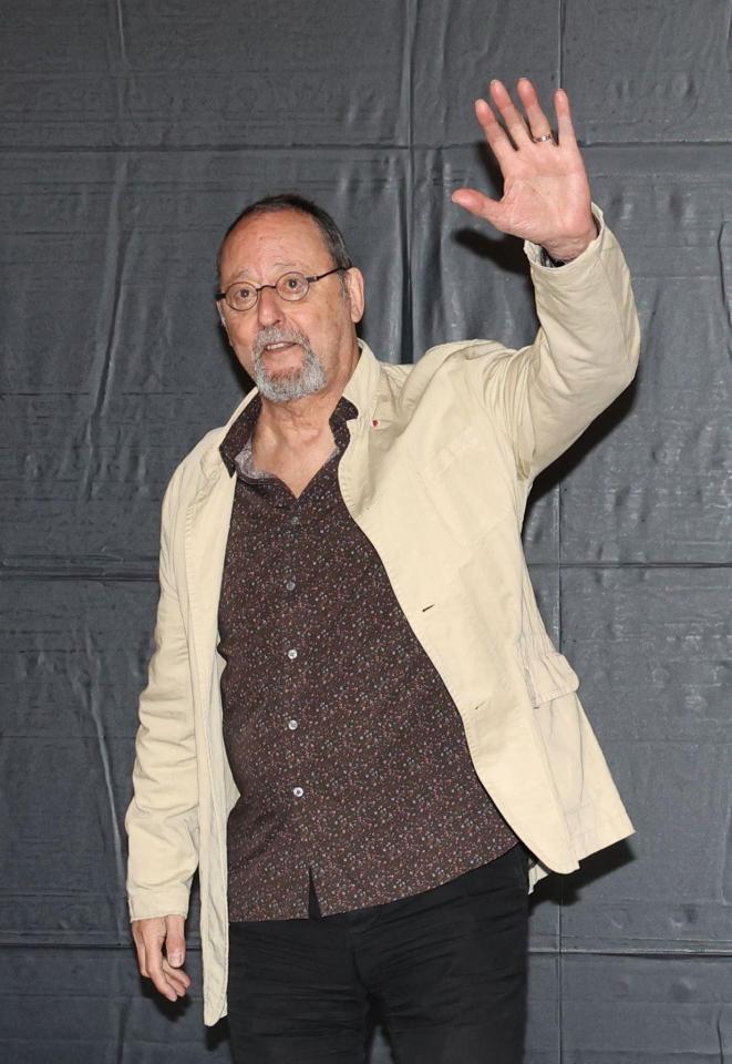 手を振るジャン・レノ（撮影・佐々木彰尚）