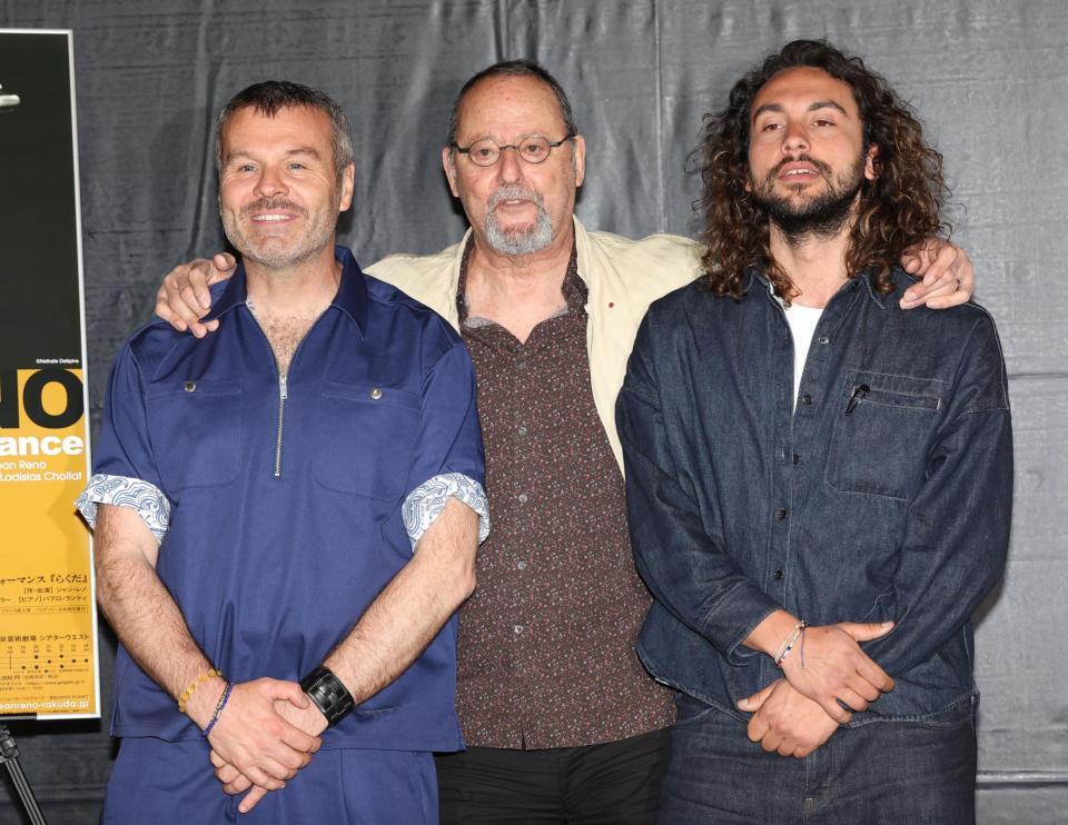 ポーズを決める（左から）演出のラディスラス・ショラー氏、ジャン・レノ。パブロ・ランティ氏（撮影・佐々木彰尚）