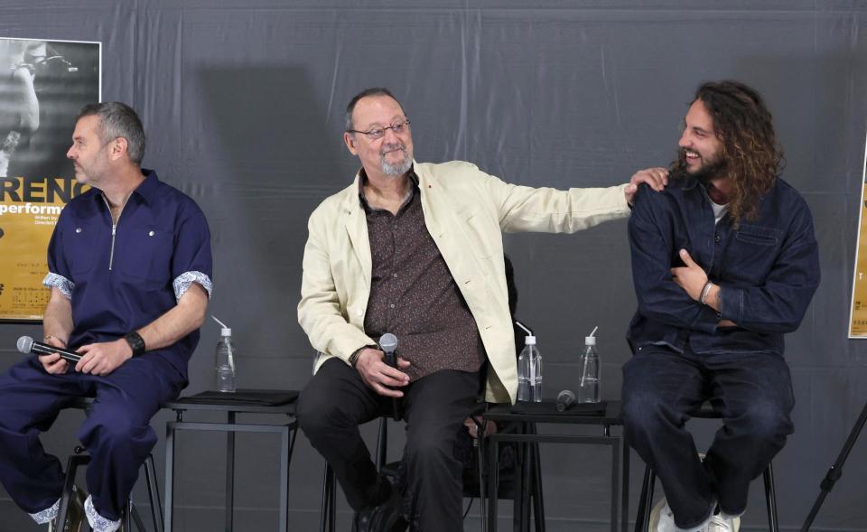 会見に登場した（左から）演出のラディスラス・ショラー氏、ジャン・レノ、パブロ・ランティ氏（撮影・佐々木彰尚）