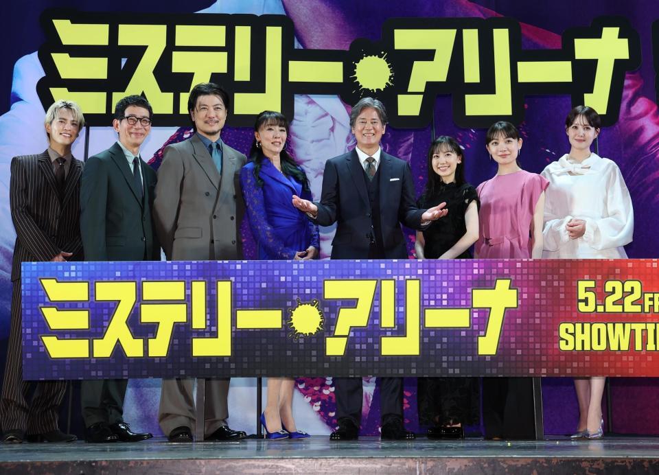 舞台あいさつに登場した（左から）奥野壮、野間口徹、玉山鉄二、浅野ゆう子、唐沢寿明、芦田愛菜、三浦透子、トリンドル玲奈＝東京・ヒューリックホール東京（撮影・佐々木彰尚）