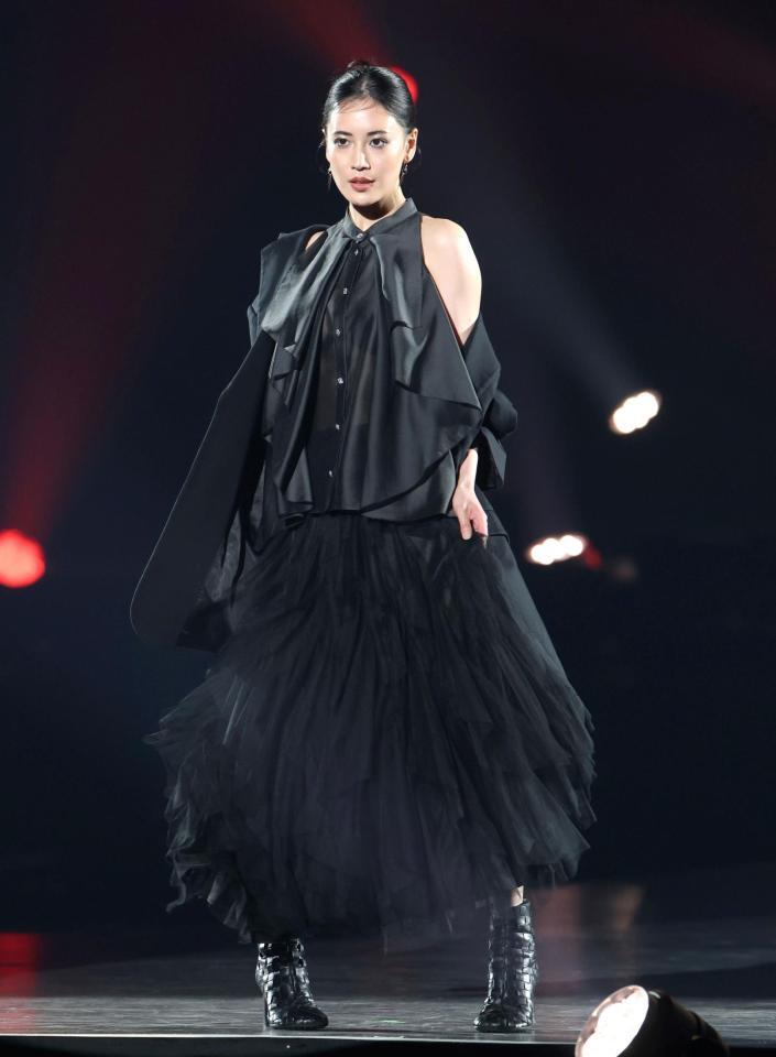 ランウェイを歩く藤井夏恋（撮影・石井剣太郎）