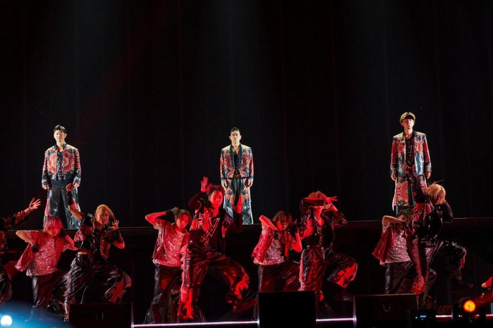 ６曲目後に登場した（左から）ＥＸＩＬＥ　ＭＡＫＩＤＡＩ、ＥＸＩＬＥ　ＭＡＴＳＵ、ＥＸＩＬＥ　ÜＳＡ