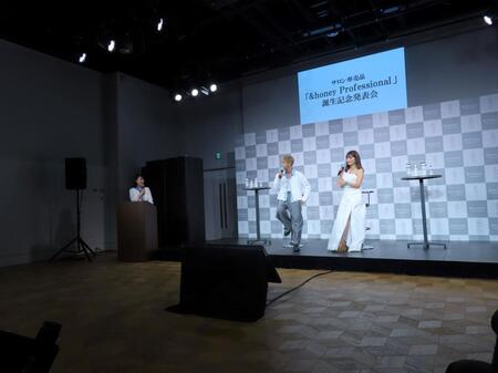 イベントに出席した與真司郎（中央左）と宇野実彩子