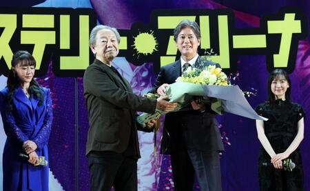 原作の深水黎一郎氏（中央左）から花束を受け取る唐沢寿明＝東京・ヒューリックホール東京（撮影・佐々木彰尚）