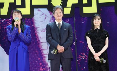 舞台あいさつに登場した（左から）浅野ゆう子、唐沢寿明、芦田愛菜（撮影・佐々木彰尚）