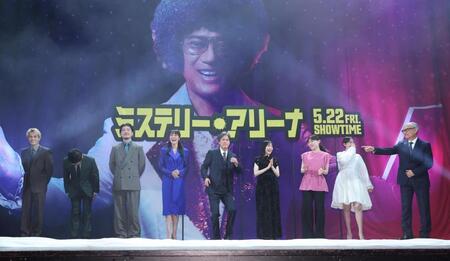 舞台あいさつに登場した（左から）奥野壮、野間口徹、玉山鉄二、浅野ゆう子、唐沢寿明、芦田愛菜、三浦透子、トリンドル玲奈、堤幸彦監督＝東京・ヒューリックホール東京（撮影・佐々木彰尚）