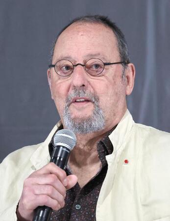 会見をするジャン・レノ（撮影・佐々木彰尚）