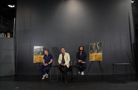 会見に登場した（左から）演出のラディスラス・ショラー氏、ジャン・レノ、パブロ・ランティ氏（撮影・佐々木彰尚）