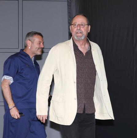 会見に登場したジャン・レノ（撮影・佐々木彰尚）