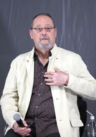 会見をするジャン・レノ（撮影・佐々木彰尚）