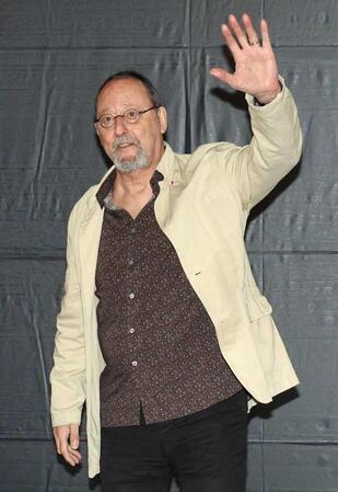 手を振るジャン・レノ（撮影・佐々木彰尚）