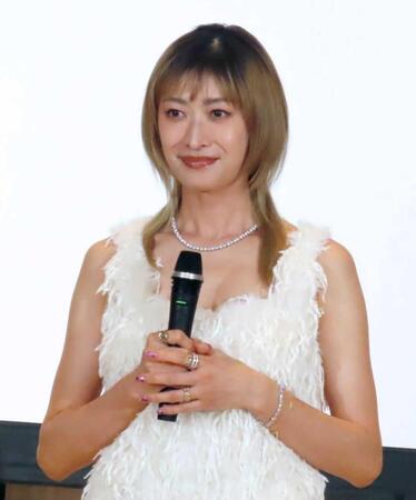 新製品発表会に出席した山田優