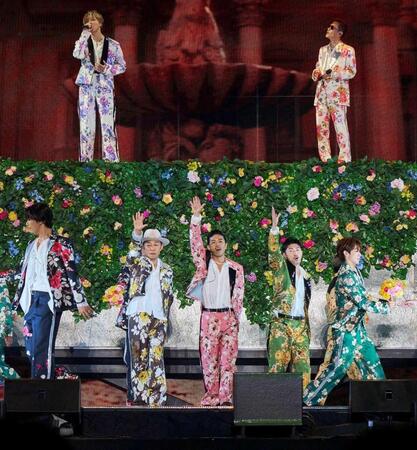 手を上げてステージ中心で踊る（中央左から）ＥＸＩＬＥ　ÜＳＡ、ＥＸＩＬＥ　ＭＡＴＳＵ、ＥＸＩＬＥ　ＭＡＫＩＤＡＩ