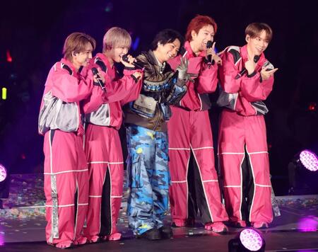 仲良くコラボする（左から）鈴木大河、佐藤新、北山宏光、椿泰我、基俊介（撮影・伊藤笙子）