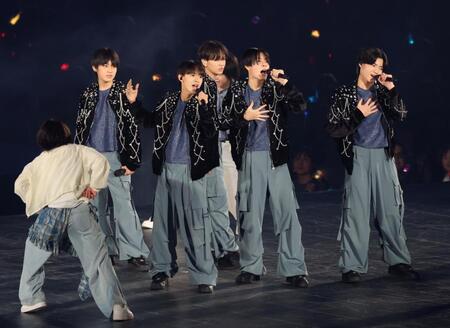 フレッシュなパフォーマンスをするｗｉｎｋ　ｆｉｒｓｔ（撮影・伊藤笙子）