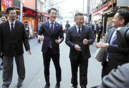 なんばグランド花月近くの路上で吸い殻を拾った横山英幸大阪市長（左から２番目）とケンドーコバヤシ（同３番目）