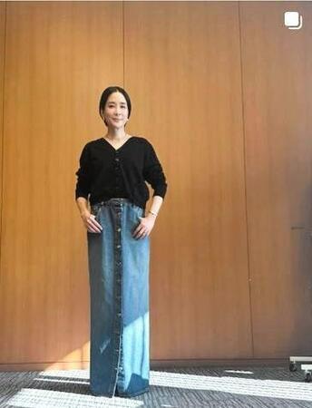 ゴゴスマの衣装。セーターがマルジェラ、デニムのスカートがアライア。内田恭子のインスタグラム＠ｋｙｏｋｏ．ｕｃｈｉｄａ．ｏｆｆｉｃｉａｌ（２５年１２月１０日付）より 