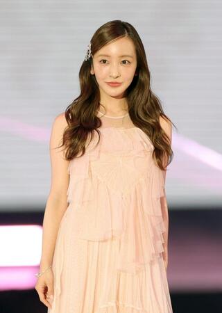 ランウェイで笑顔を見せる板野友美