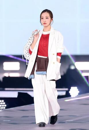 ランウェイを歩く板野友美（撮影・伊藤笙子）