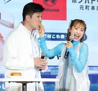 　妻の高橋愛（右）からパンを食べさせてもらうあべこうじ