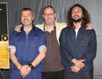 ポーズを決める（左から）演出のラディスラス・ショラー氏、ジャン・レノ。パブロ・ランティ氏（撮影・佐々木彰尚）