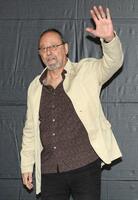 手を振るジャン・レノ（撮影・佐々木彰尚）