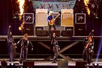 Ｂ’ｚの松本孝弘（上段）のギター音に乗せて熱くパフォーマンスするＥＸＩＬＥ