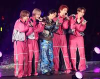 仲良くコラボする（左から）鈴木大河、佐藤新、北山宏光、椿泰我、基俊介（撮影・伊藤笙子）