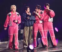 仲良くコラボする（左から）横原悠毅、三宅健、松井奏、影山拓也（撮影・伊藤笙子）