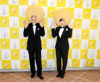 「みるく饅頭　月化粧」の新ＣＭ発表会に登場した大平サブロー（左）、ハイヒール・モモコ