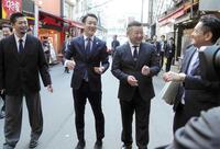 なんばグランド花月近くの路上で吸い殻を拾った横山英幸大阪市長（左から２番目）とケンドーコバヤシ（同３番目）