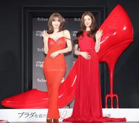 真っ赤なドレスで登壇したＴＷＩＣＥのＭＯＭＯ（左）とＳＡＮＡ（撮影・吉澤敬太）