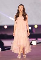 ランウェイを歩く板野友美（撮影・西岡正）