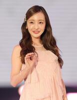 ランウェイで笑顔を見せる板野友美（撮影・西岡正）