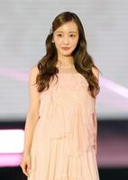 ランウェイで笑顔を見せる板野友美