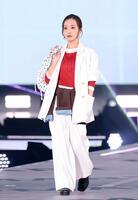 ランウェイを歩く板野友美（撮影・伊藤笙子）