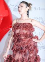 ポーズを決める山田優（撮影・吉澤敬太）